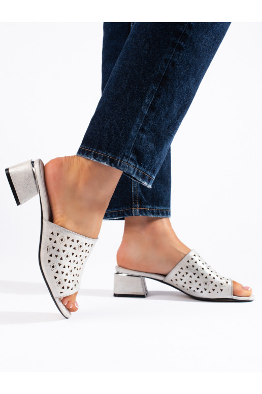 su aužūro elementais  Šlepetės  žemu kulnu su aužūro elementais  Šlepetės  žemu kulnu