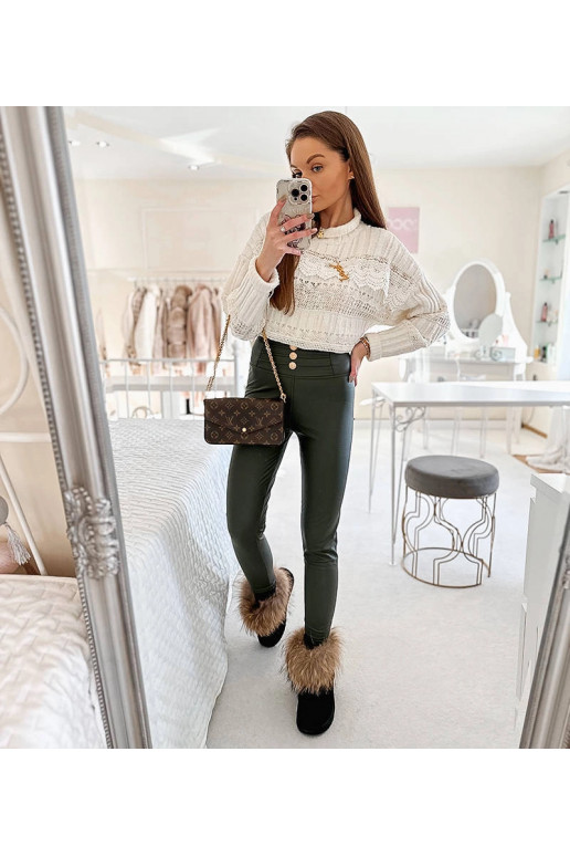 Žalios spalvos antblauzdžiai puošti...