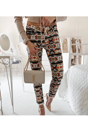 Aya kelių spalvų raštuotos...