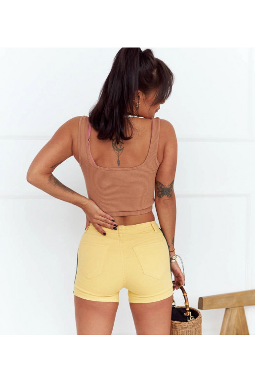 Geltoni moteriški šortai su dryžiais...