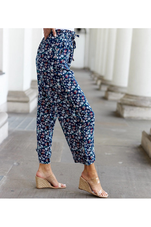 Juodos gėlėtos plačios kelnės Grazia Juodos gėlėtos plačios kelnės Grazia