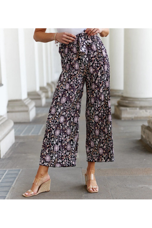 Juodos gėlėtos klostuotos kelnės... Juodos gėlėtos klostuotos kelnės...