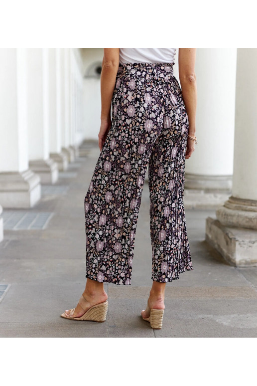 Juodos gėlėtos klostuotos kelnės... Juodos gėlėtos klostuotos kelnės...