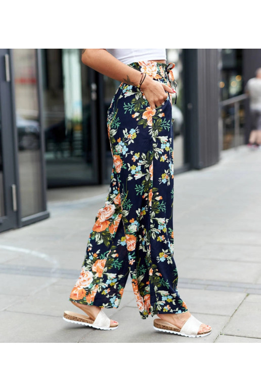 Tamsiai mėlynos plačios kelnės su... Tamsiai mėlynos plačios kelnės su...