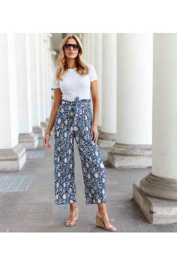 Mėlynos klostuotos kelnės...