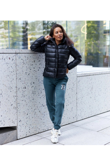 Juoda blizgi Berta striukė