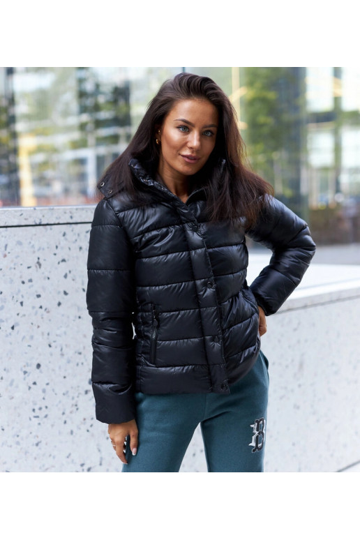 Juoda blizgi Berta striukė