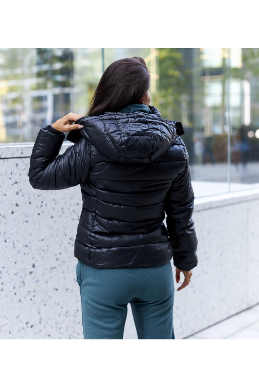 Juoda blizgi Berta striukė