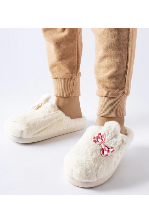 Baltos izoliuotos moteriškos šlepetės...