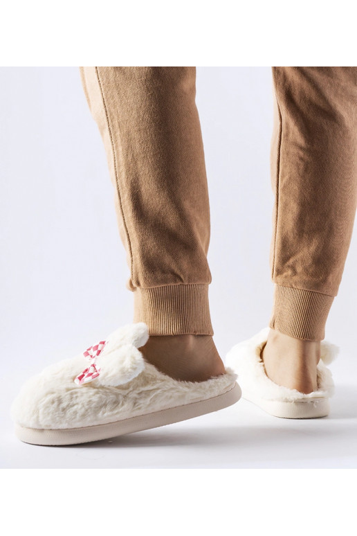 Baltos izoliuotos moteriškos šlepetės...