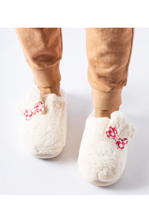 Baltos izoliuotos moteriškos šlepetės...