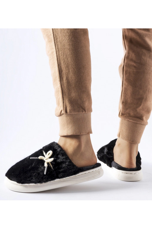 Juodos šlepetės su dekoratyvine...