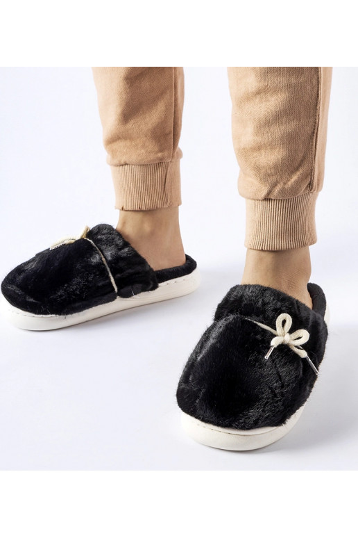 Juodos šlepetės su dekoratyvine...