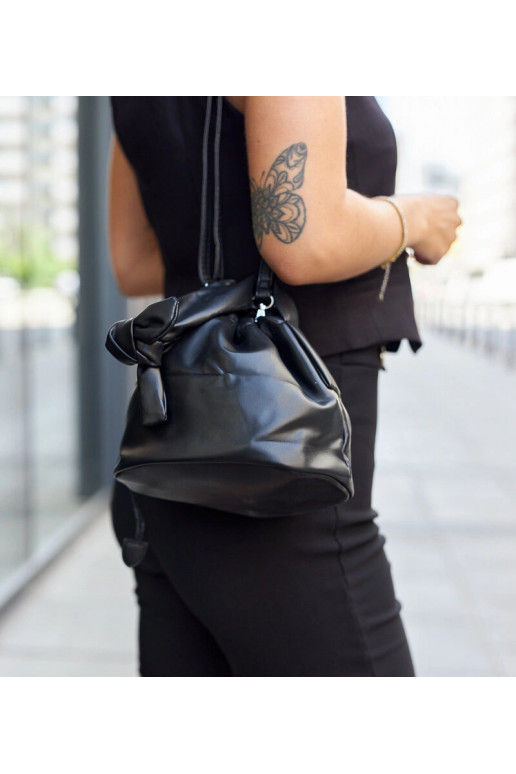 Juodas mažas maišelis tipo "maišelis"...