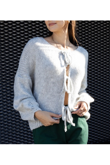 Pilkas surištas megztinis...