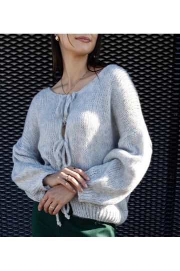 Pilkas surištas megztinis... 2