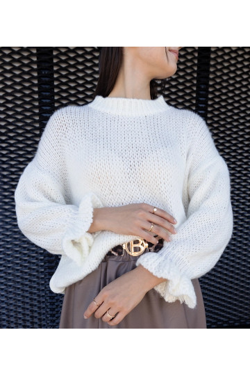 Baltas asimetriškas...