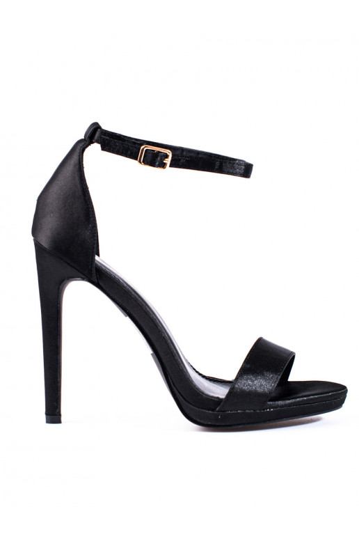 Juodos spalvos sandalai su plonu kulniuku  