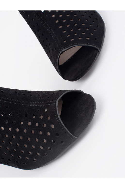 Juodos spalvos sandalai  iš zomšos Juodos spalvos sandalai  iš zomšos