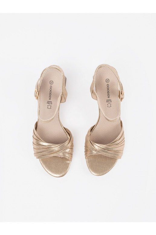 aukso spalvos  sandalai žemu kulnu aukso spalvos  sandalai žemu kulnu