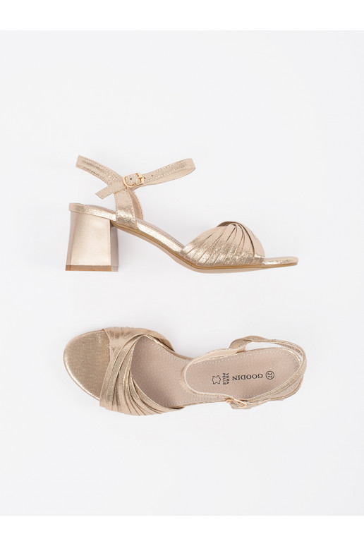 aukso spalvos  sandalai žemu kulnu aukso spalvos  sandalai žemu kulnu