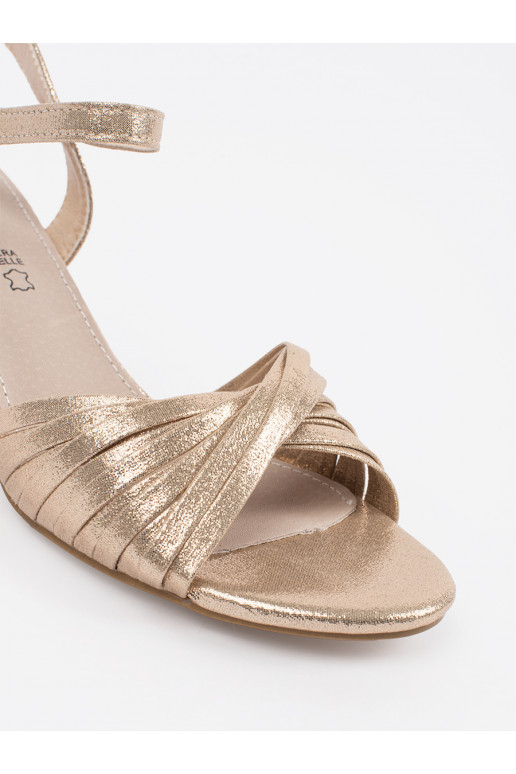 aukso spalvos  sandalai žemu kulnu aukso spalvos  sandalai žemu kulnu
