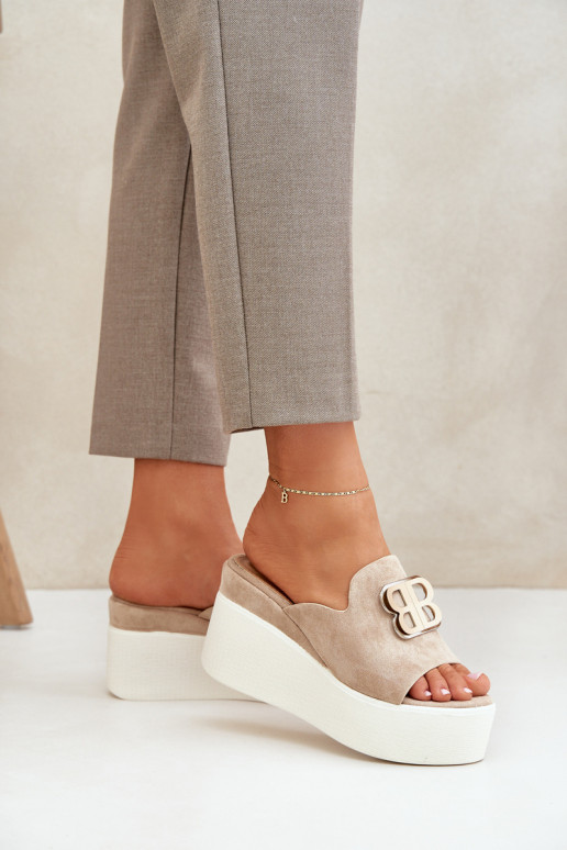 Šlepetės su platforma smėlio spalvos Šlepetės su platforma smėlio spalvos
