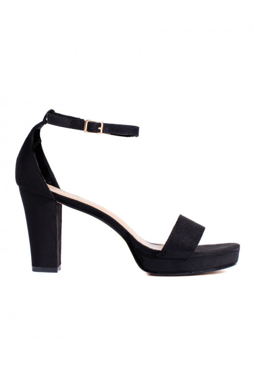 juodos spalvos iš zomšos sandalai ant kulno