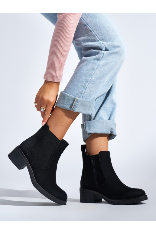 Juodos spalvos moteriški batai žemu kulnu Juodos spalvos moteriški batai žemu kulnu