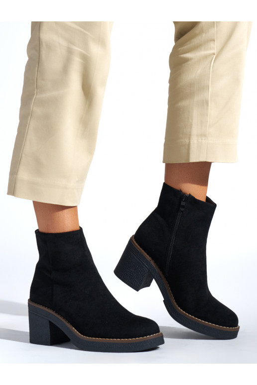 Juodos spalvos moteriški batai ant kulno Juodos spalvos moteriški batai ant kulno
