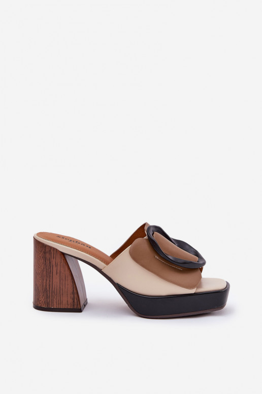 Moteriškos šlepetės Na Słupkowym Obcasie su sagtimis smėlio spalvos Amuria