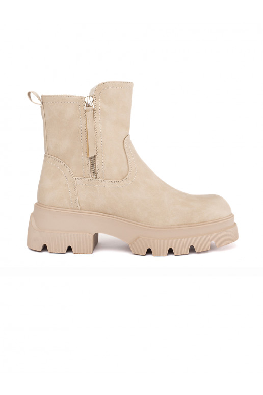 smėlio spalvos moteriški batai izoliuoti Sergio Leone