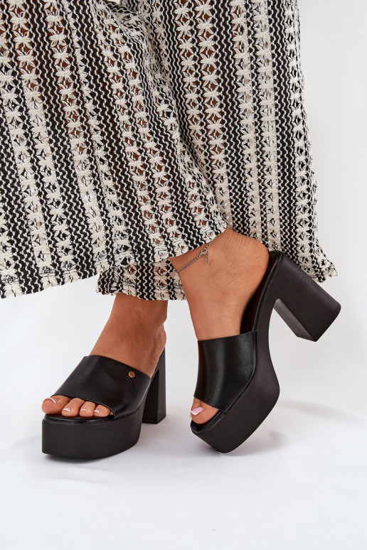  Šlepetės iš eko odos su kulniukais ir platforma Juodos spalvos Tamirella