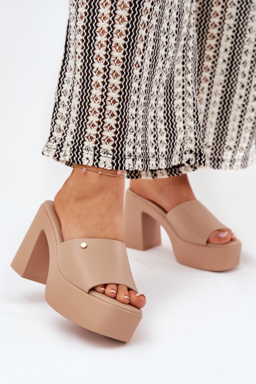  Šlepetės iš eko odos su kulniukais ir platforma chaki spalvos Tamirella