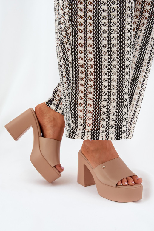  Šlepetės iš eko odos su kulniukais ir platforma chaki spalvos Tamirella