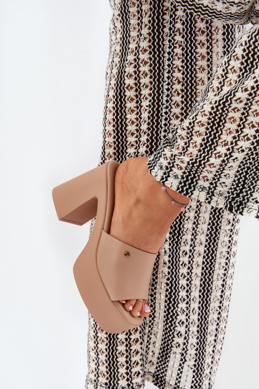  Šlepetės iš eko odos su kulniukais ir platforma chaki spalvos Tamirella