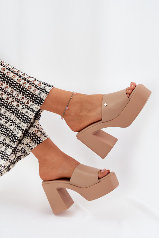  Šlepetės iš eko odos su kulniukais ir platforma chaki spalvos Tamirella