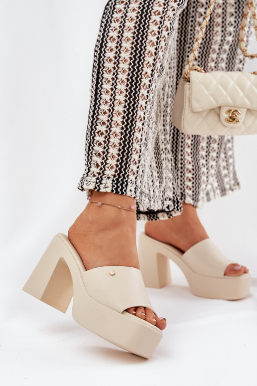  Šlepetės iš eko odos su kulniukais ir platforma dramblio kaulo spalvos Tamirella