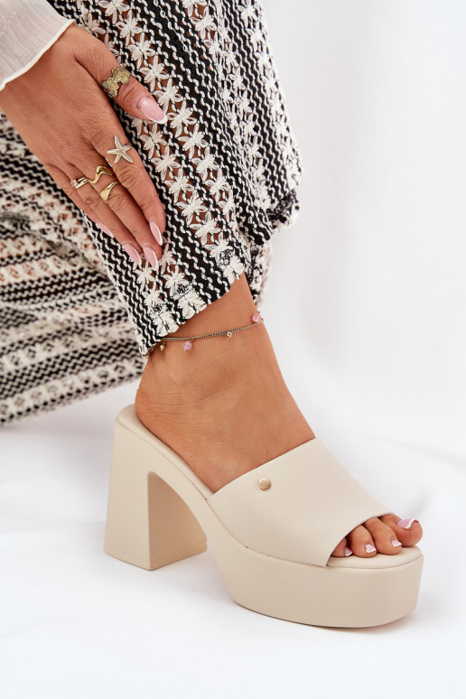  Šlepetės iš eko odos su kulniukais ir platforma dramblio kaulo spalvos Tamirella