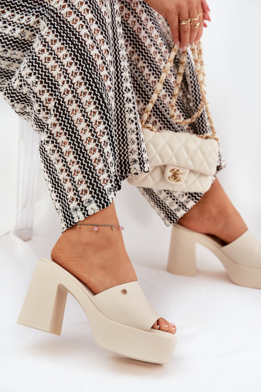  Šlepetės iš eko odos su kulniukais ir platforma dramblio kaulo spalvos Tamirella