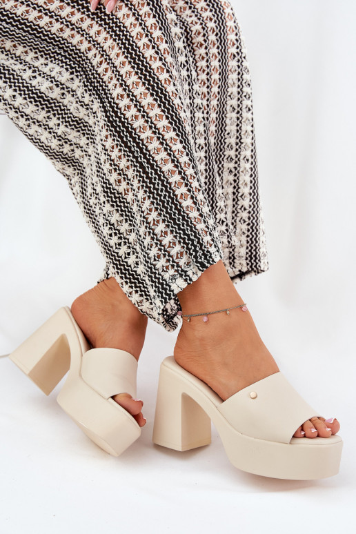  Šlepetės iš eko odos su kulniukais ir platforma dramblio kaulo spalvos Tamirella