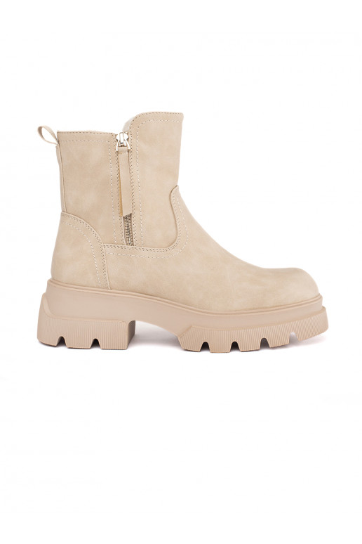 smėlio spalvos moteriški batai izoliuoti Sergio Leone