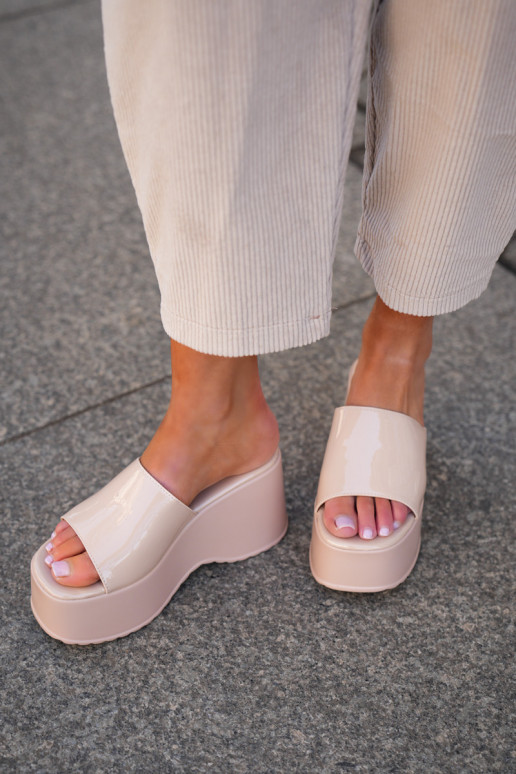 su lako efektu Moteriškos šlepetės su platforma I Koturnie smėlio spalvos Nellevia