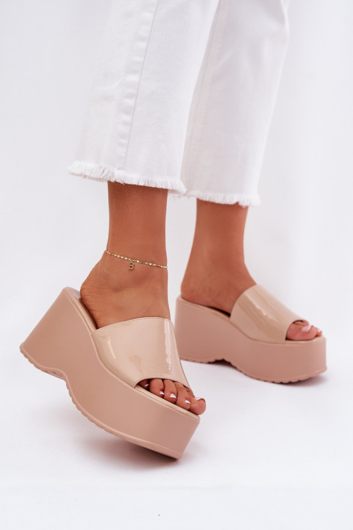 su lako efektu Moteriškos šlepetės su platforma I Koturnie smėlio spalvos Nellevia