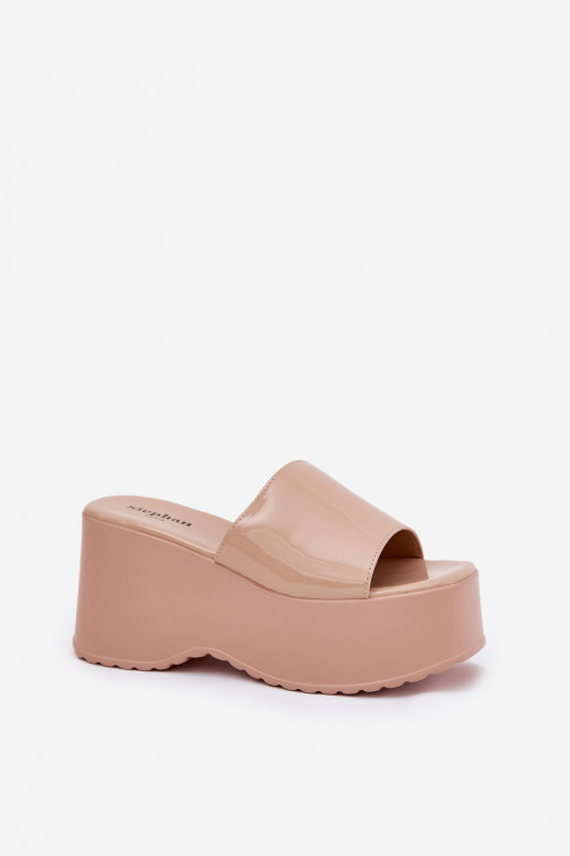 su lako efektu Moteriškos šlepetės su platforma I Koturnie smėlio spalvos Nellevia