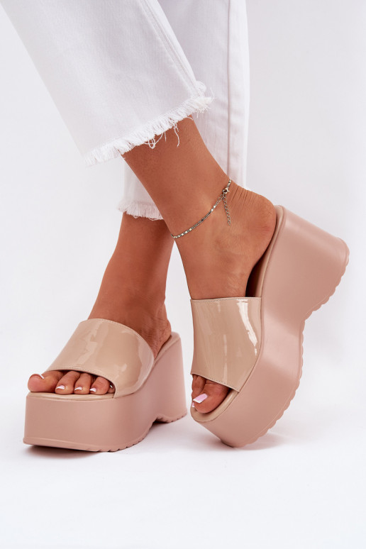 su lako efektu Moteriškos šlepetės su platforma I Koturnie smėlio spalvos Nellevia