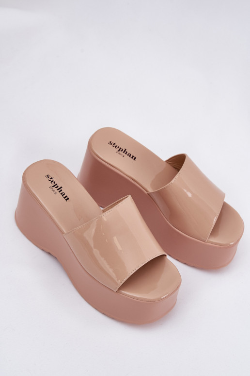 su lako efektu Moteriškos šlepetės su platforma I Koturnie smėlio spalvos Nellevia