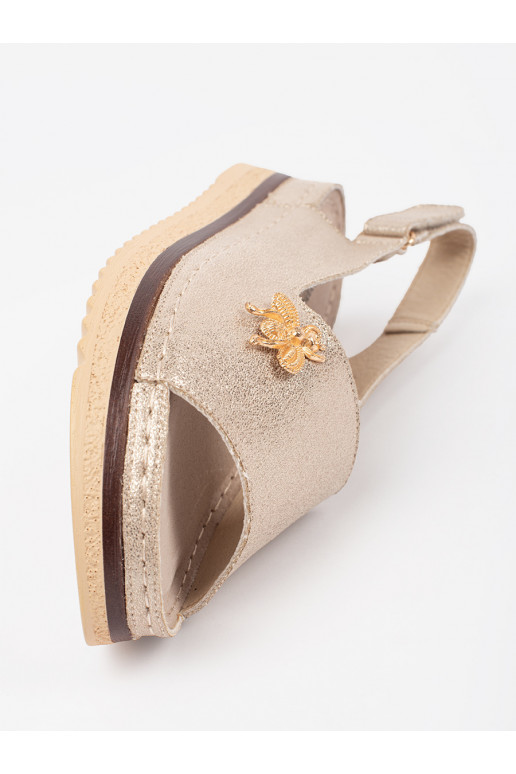 aukso spalvos sandalai su platforma z przypinką aukso spalvos sandalai su platforma z przypinką