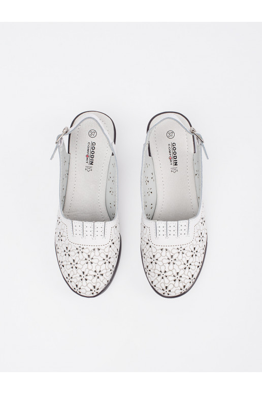 baltos spalvos dziurkowane sandalai  baltos spalvos dziurkowane sandalai