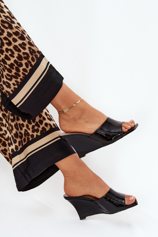 su lako efektu Moteriškos šlepetės  Juodos spalvos Nelithin